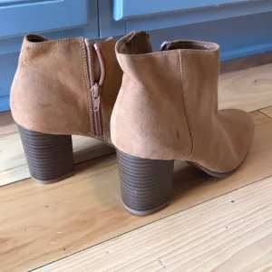 Suede boots. Tan