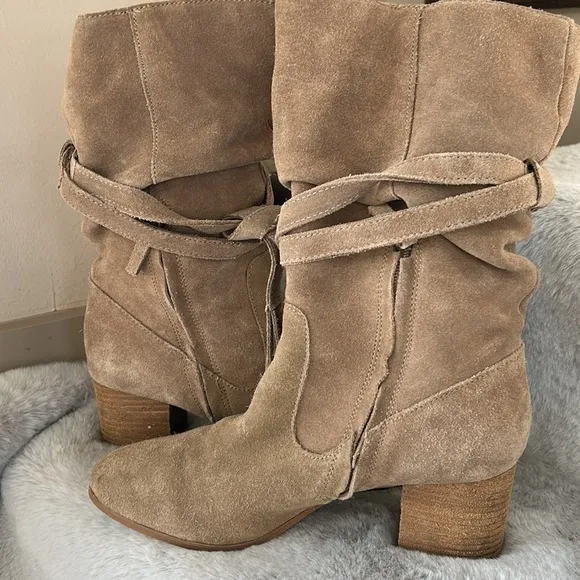 TAHARI EUC suede taupe boots size 8.5