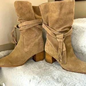 TAHARI EUC suede taupe boots size 8.5