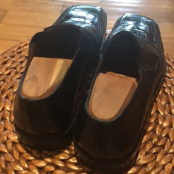 This slightly worn Mezlan 11 1/12 Men’s black Crocodile embossed shoes.