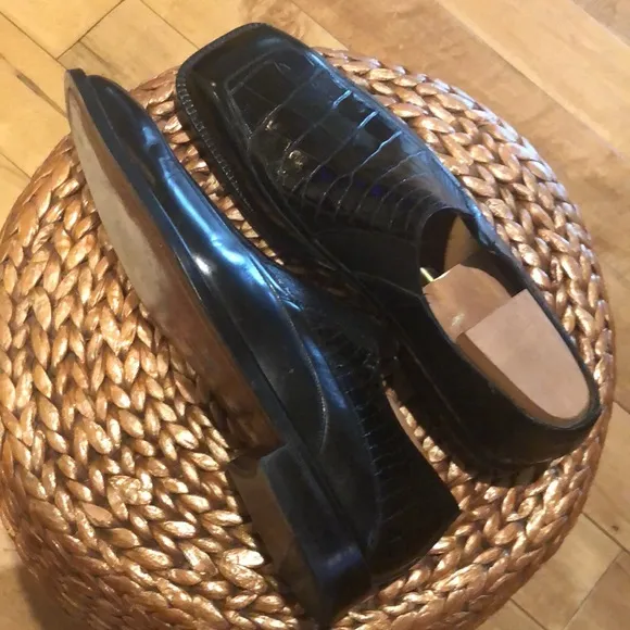 This slightly worn Mezlan 11 1/12 Men’s black Crocodile embossed shoes.