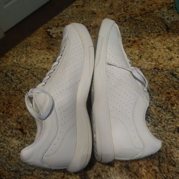 Tommy Hilfiger Women's White Leather Casual Sneaker Shoes Size 10.5M TM04599