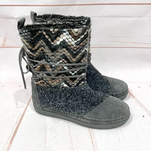 Tom’s Nepal Boho Suede Textile Yarn Chevron Zig Zag Faux Fur Lined Ankle Boots