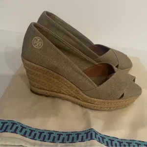 TORY BURCH Filipa Wedge Espadrille TanKhaki Gold ShimmerLinen Sandals Size 7.5
