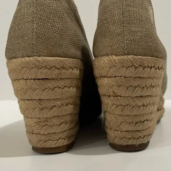 TORY BURCH Filipa Wedge Espadrille TanKhaki Gold ShimmerLinen Sandals Size 7.5