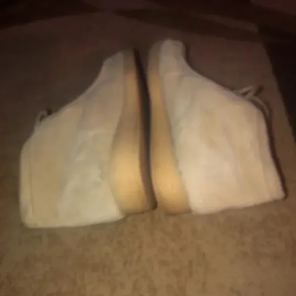 Travel guide/suede shoes sz 8