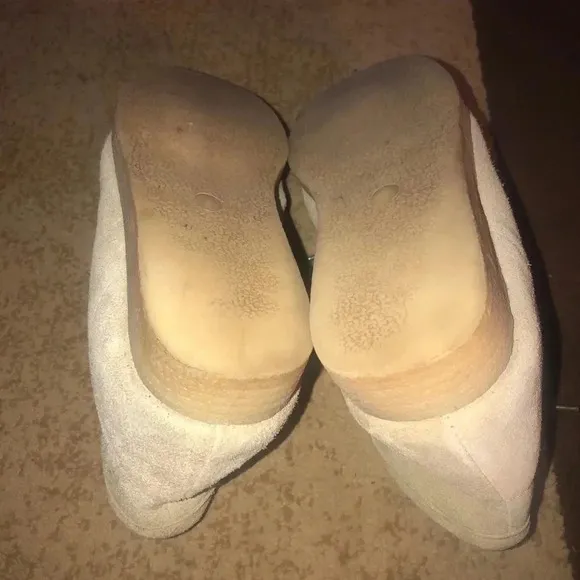 Travel guide/suede shoes sz 8