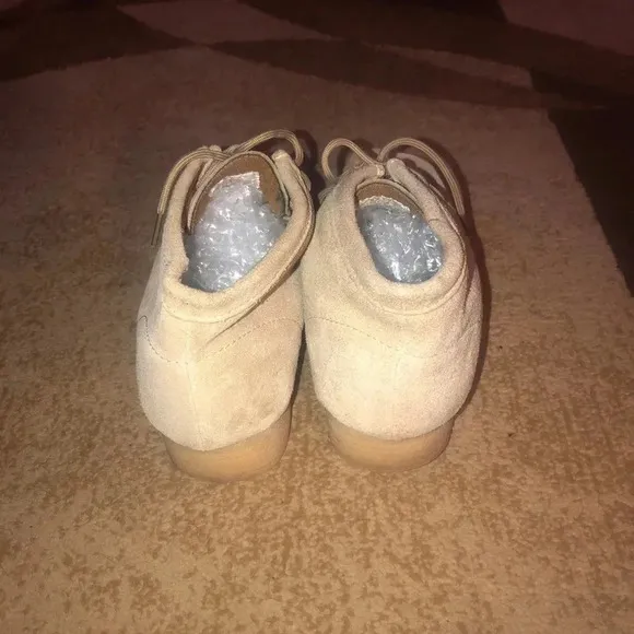 Travel guide/suede shoes sz 8