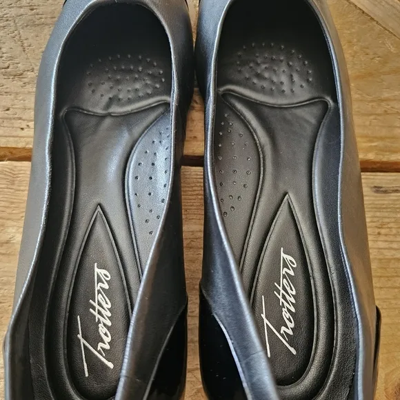 Trotters Daisy Womens Black Patent Leather Slip-Ons, women's size 9.5