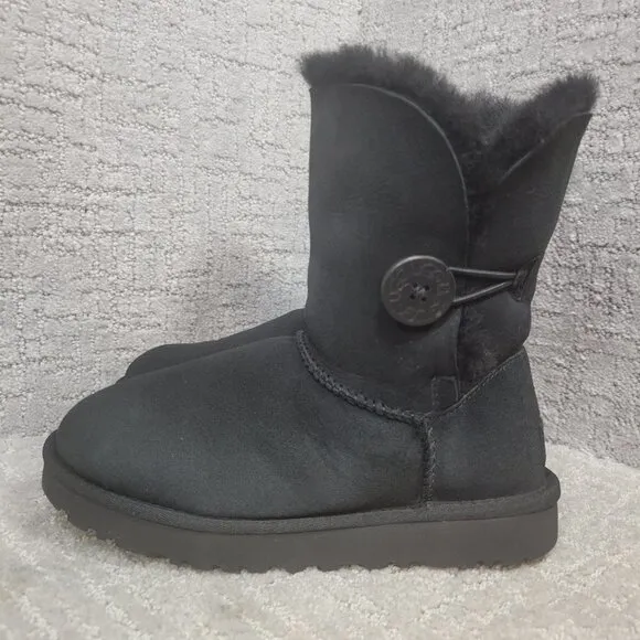 Ugg Bailey Button II Women's Size 6 US Black Suede Sheepskin Boots 1016226