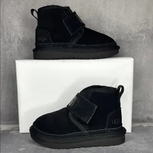 🔥🔥🔥UGG Black Suede toddler Boots Size: 9🔥🔥🔥
