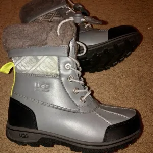 UGG Boots New Butte II CWR Kids boys size 13 good condition