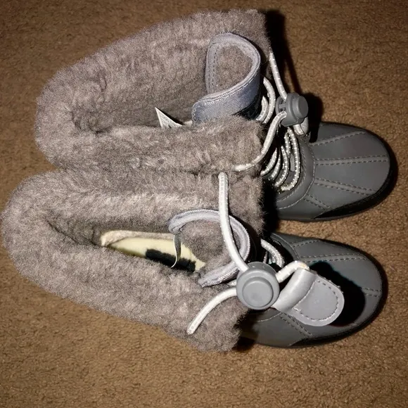 UGG Boots New Butte II CWR Kids boys size 13 good condition