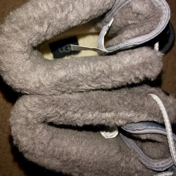 UGG Boots New Butte II CWR Kids boys size 13 good condition