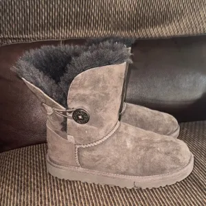 UGG kids Bailey Button II