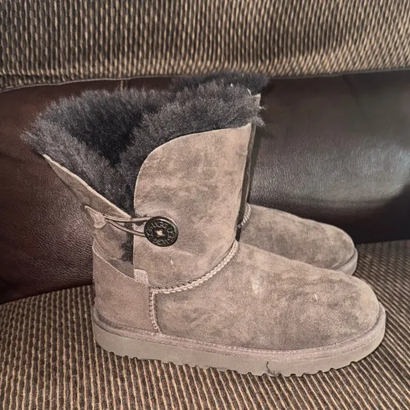 UGG kids Bailey Button II