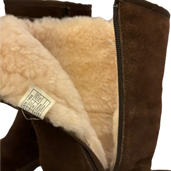 UGG Kid’s Dark Brown Suede‎ Boots with Sheepskin Lining Size 4