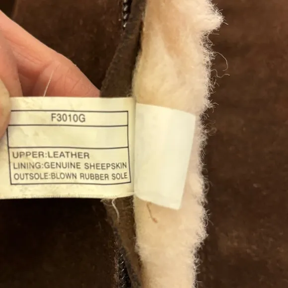 UGG Kid’s Dark Brown Suede‎ Boots with Sheepskin Lining Size 4
