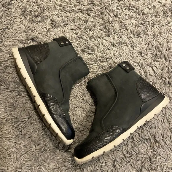 UGG Laurelle Lizard Black Suede Boots Size US 7