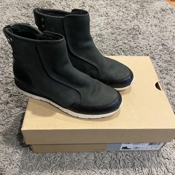 UGG Laurelle Lizard Black Suede Boots Size US 7