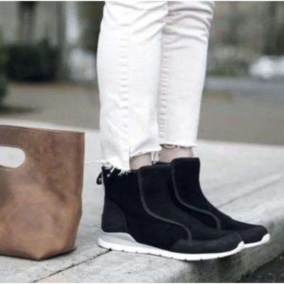 UGG Laurelle Lizard Black Suede Boots Size US 7