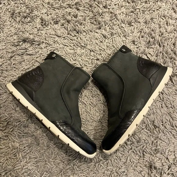 UGG Laurelle Lizard Black Suede Boots Size US 7