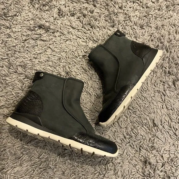 UGG Laurelle Lizard Black Suede Boots Size US 7