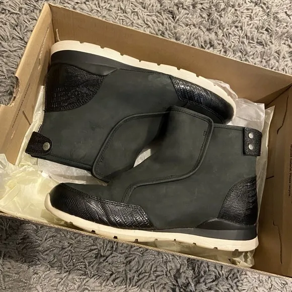 UGG Laurelle Lizard Black Suede Boots Size US 7