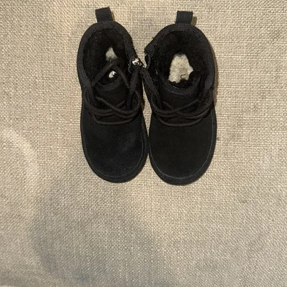 Ugg Neumel Boot ll - Kids Black Suede Boots