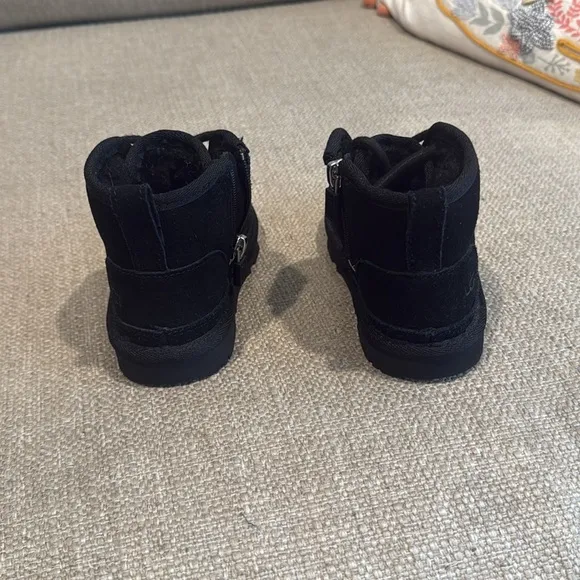 Ugg Neumel Boot ll - Kids Black Suede Boots