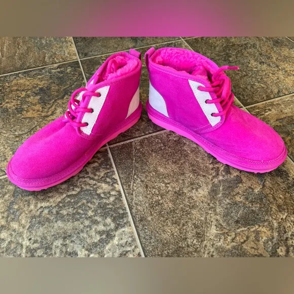 UGG Neumel Graohic Outline Chukka Boots- Pink, Big Kid’s 6