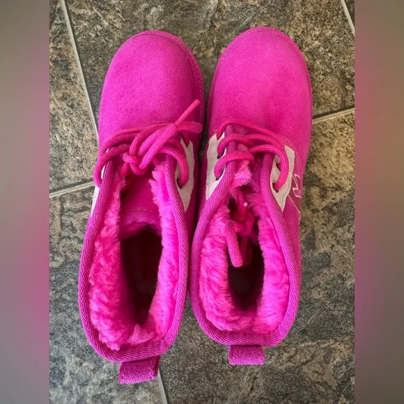 UGG Neumel Graohic Outline Chukka Boots- Pink, Big Kid’s 6