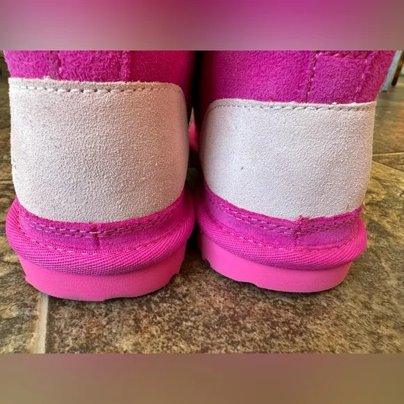 UGG Neumel Graohic Outline Chukka Boots- Pink, Big Kid’s 6