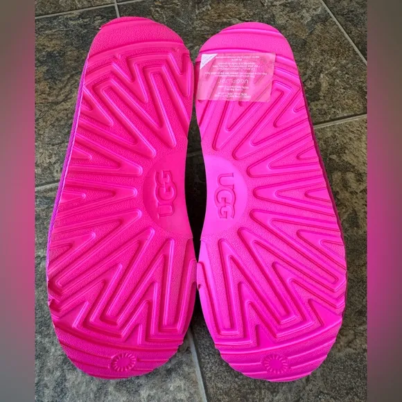 UGG Neumel Graohic Outline Chukka Boots- Pink, Big Kid’s 6
