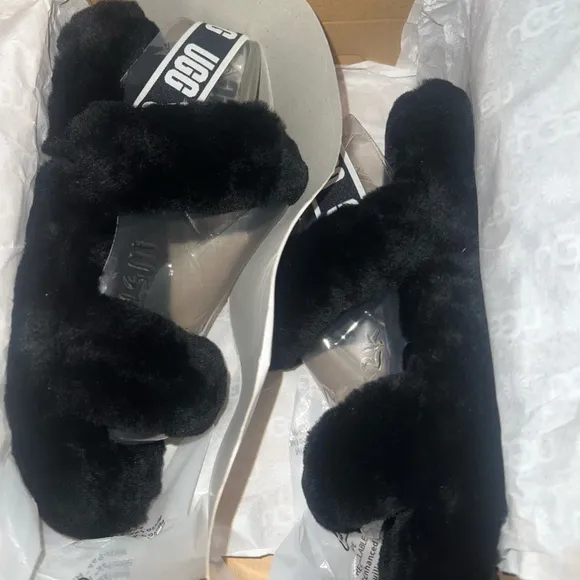 UGG Oh Yeah Slide Black Youth Size 4 (Big Girl)| NEW in BOX/NWT!! 🖤✔️