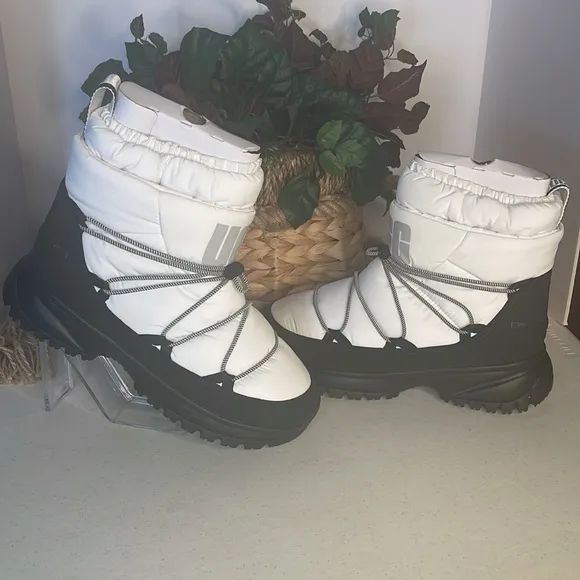 UGG Women's Yose Puffer Shell Boots Size 9