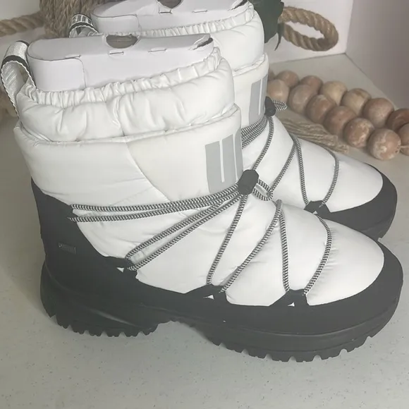 UGG Women's Yose Puffer Shell Boots Size 9
