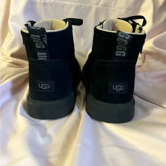 Ugg youth boys suede boots. Size Y6. In excellent condition! Grab these fast!!