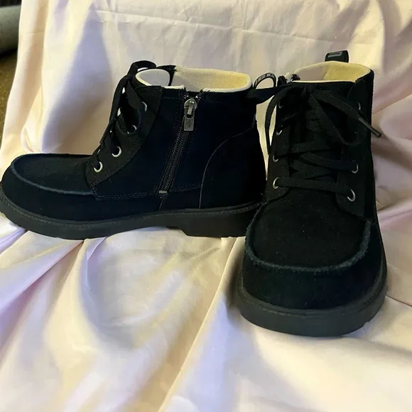 Ugg youth boys suede boots. Size Y6. In excellent condition! Grab these fast!!