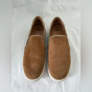 UGG Cas Loafers size8.5 Chestnut Brown suede casual Slip on shoes.