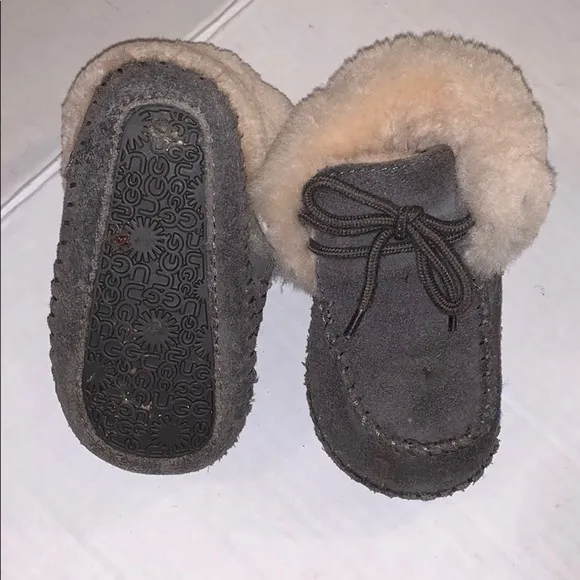 Uggs kids boots size-2-3