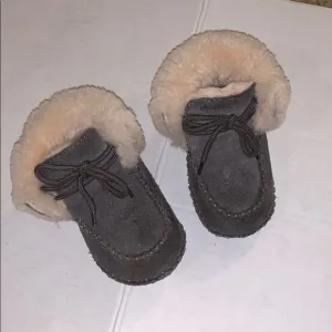 Uggs kids boots size-2-3