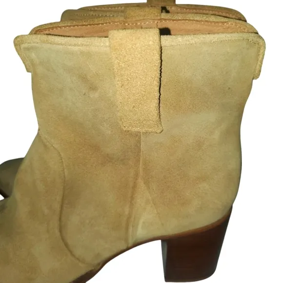 URBAN OUTFITTERS Boro Tan Suede Western Pull-on Stacked‎ Heel Ankle Boots NEW 9