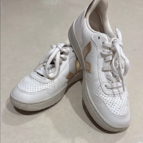 Veja Kids White and Gold Sneakers size 4 (youth)
