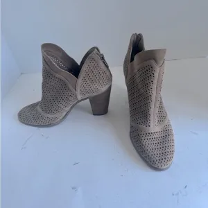 Vince Camuto Womens Flunna Tan Suede Perforated Booties Shoes Heels
