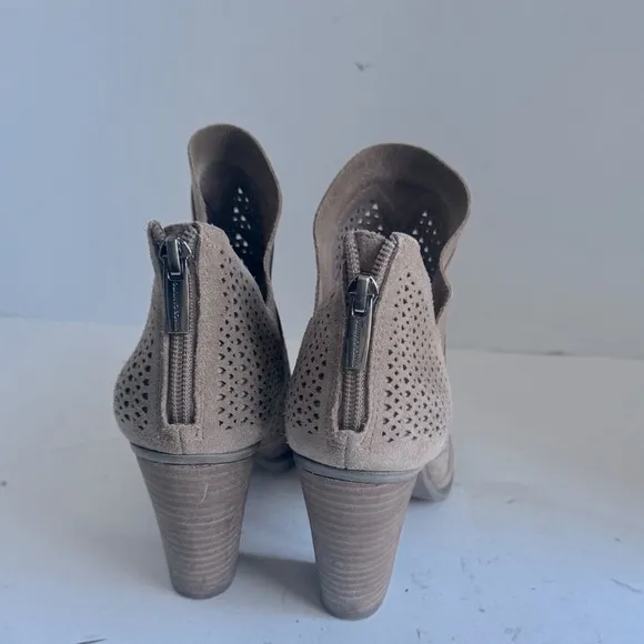Vince Camuto Womens Flunna Tan Suede Perforated Booties Shoes Heels