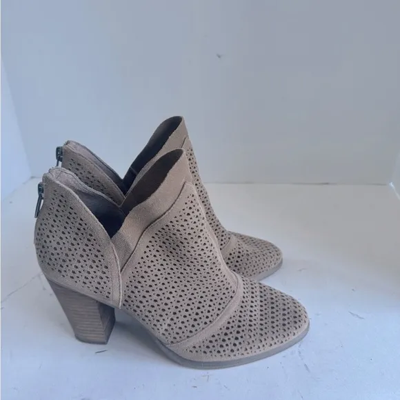 Vince Camuto Womens Flunna Tan Suede Perforated Booties Shoes Heels