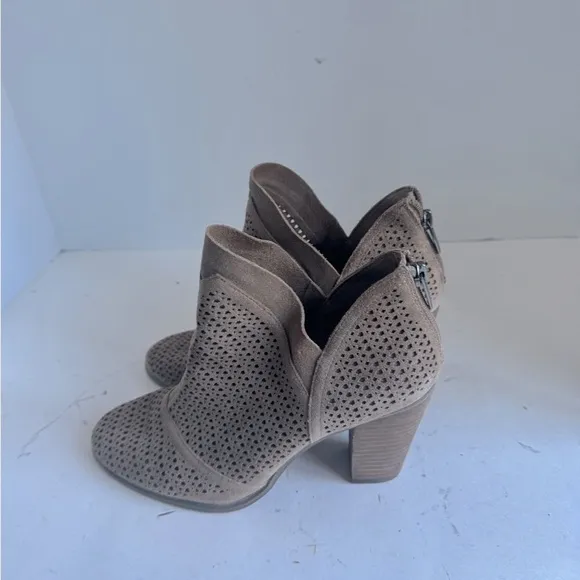 Vince Camuto Womens Flunna Tan Suede Perforated Booties Shoes Heels