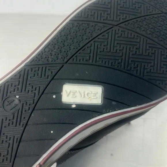 Vince Mens Chukka  boots in black and red