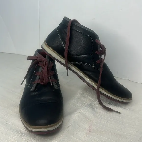 Vince Mens Chukka  boots in black and red